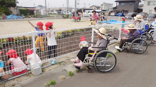 平成29年5月　近所の畑で園児と交流