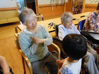 平成29年7月　園児と交流 自然と笑顔になります(^O^)