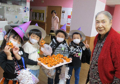 ハロウィンでのこども園との交流