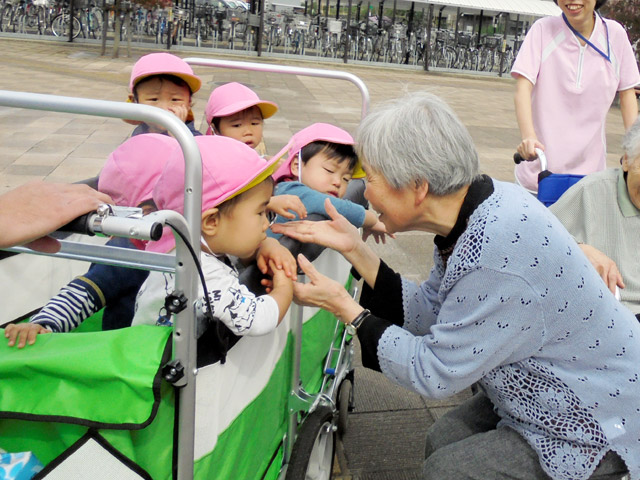 散歩中～かわいい笑顔に出会いました！