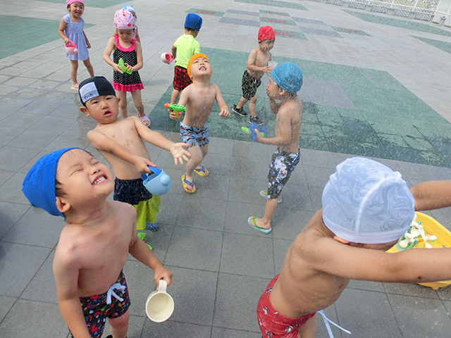 屋上園庭での水遊び